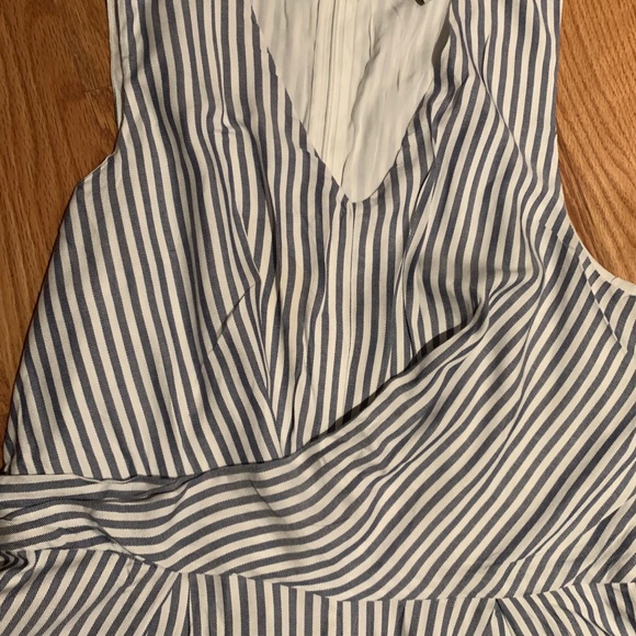 Striped Sleeveless pleated front side pocket jump - Picture 3 of 5